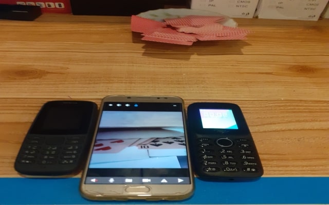 Máy đánh chắn bịp thiết kế rất giống với điện thoại thông minh Máy đánh chắn bịp thiết kế rất giống với điện thoại thông minh